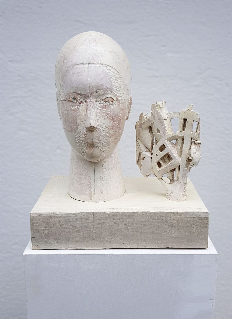 weiße Skulptur mit Frauenkopf