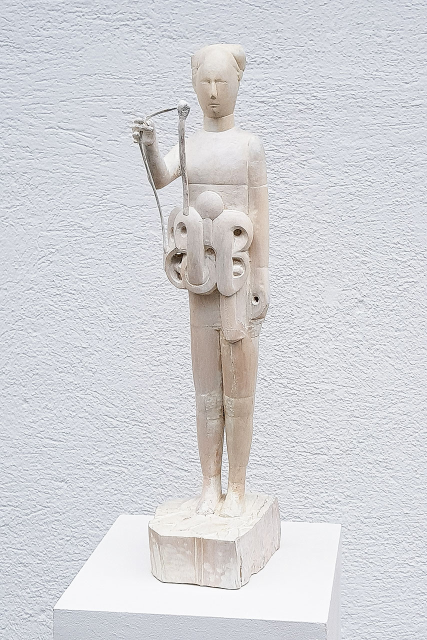 weiße Skulptur einer Frau mit Schmetterling