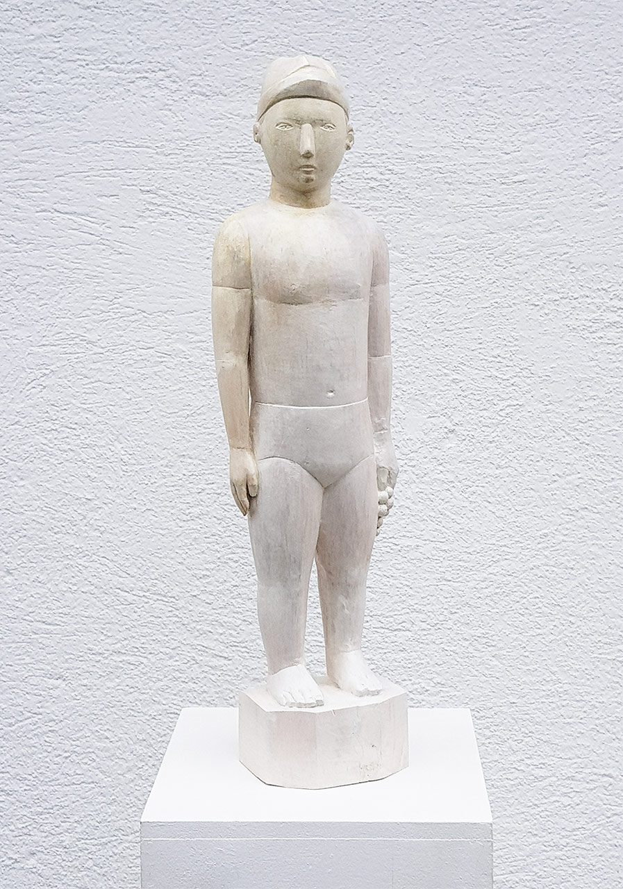 weiße Skulptur eines Jungen