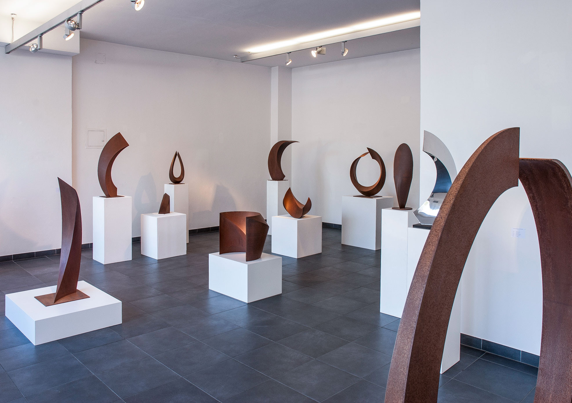 Ausstellungsansicht – Skulpturenraum der Galerie Barbara Ruetz