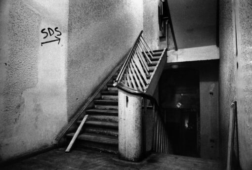 18. Mai 1968, Berlin. Kurfürstendamm, Treppenhaus mit dem Büro des Sozialistischen Deutschen Studentenbundes (SDS) nach einem Überfall